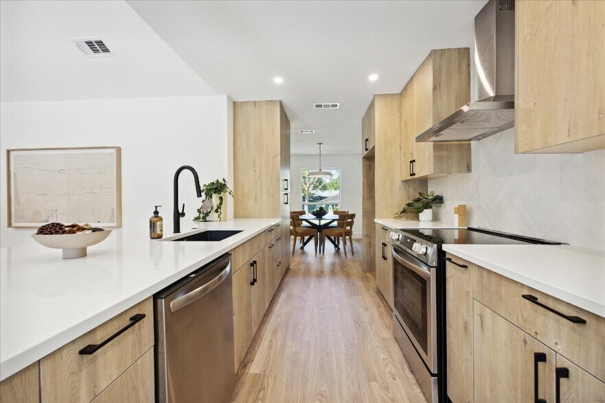 Building Photo - 7130 Scenic Brook Dr