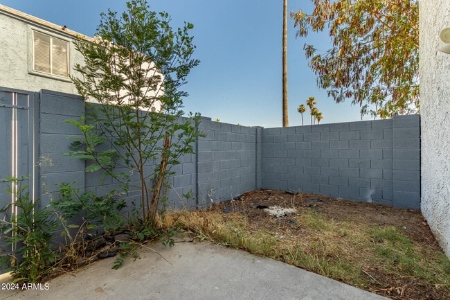 Building Photo - 4718 W Orangewood Ave
