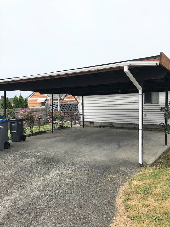 Building Photo - 3 bedroom Ramble House in Manette- Hardwood and Fireplace!