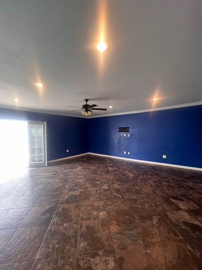 Building Photo - Beautiful 3 Bed / 2 Bath Home with Detached Bonus Space