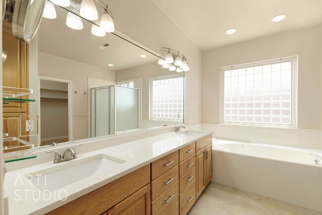 Building Photo - Stunning 3-Bedroom Home with Private Backy...