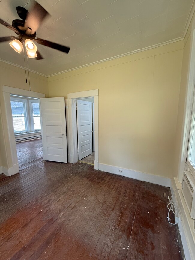 Building Photo - 739 College St