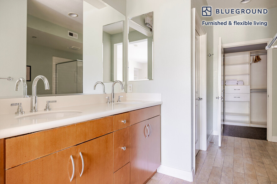 Building Photo - 7100 Playa Vista Dr