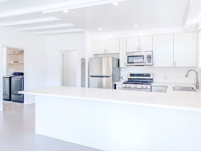 Building Photo - 2 Bed 1 Bath Beach House | Inboard | Silve...