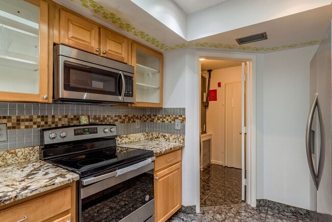 Building Photo - 4/2 Tampa Home