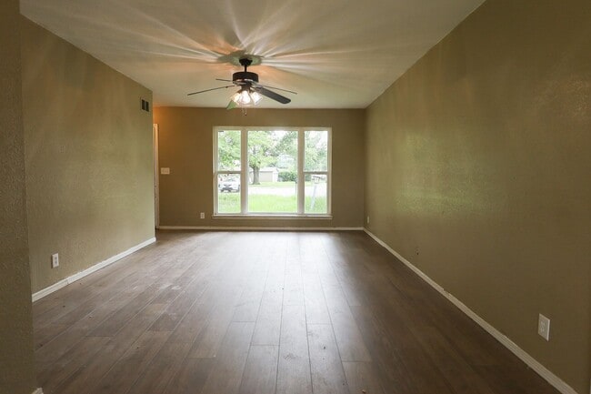 Building Photo - Midtown 3 Bedroom Gem! Available Mid/Late August