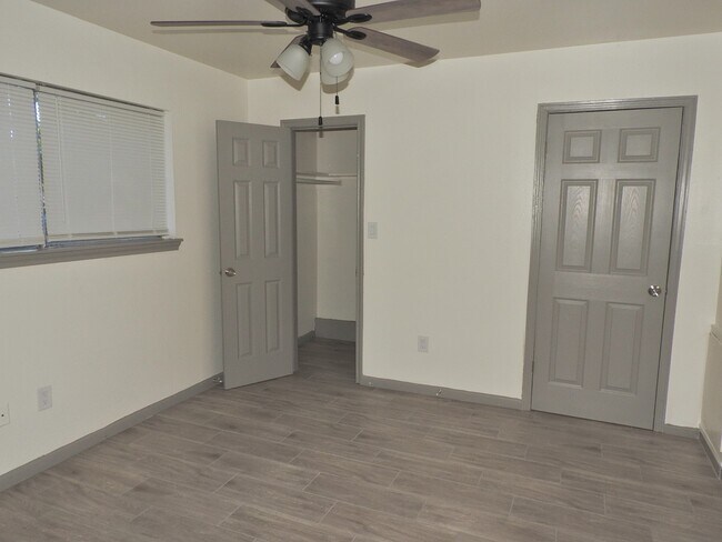 Building Photo - 408 E Coombs St