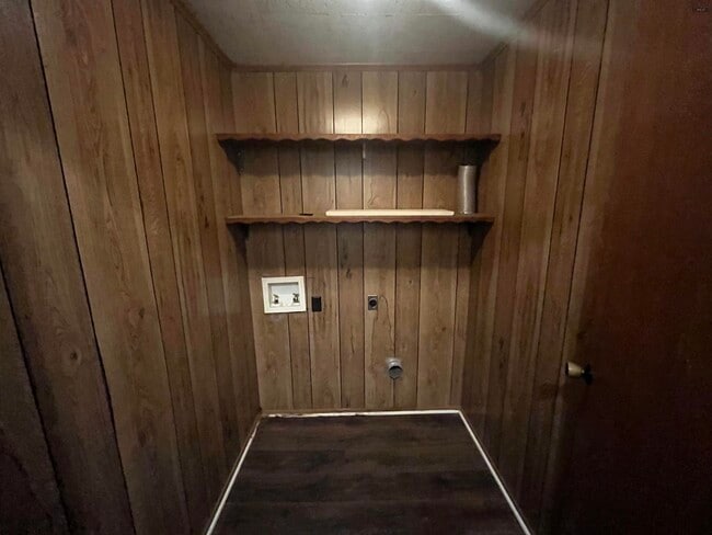 Building Photo - 5129 Parklane Dr