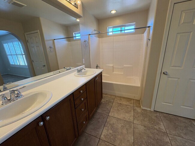 Building Photo - Beautiful 4 Bedroom Home in Mountains Edge!