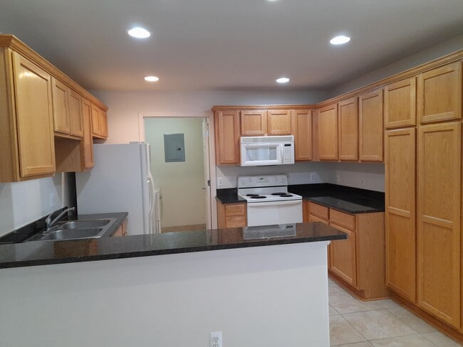 Building Photo - 5812 Acorn Ln