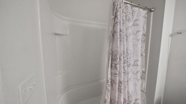 Building Photo - Stylish 3 Bedroom Home in in The Commons – Richmond Hill Living at Its Finest