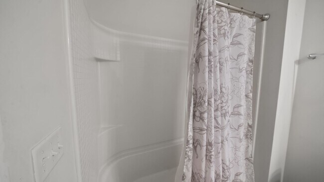 Building Photo - Stylish 3 Bedroom Townhome in The Commons – Richmond Hill Living at Its Finest