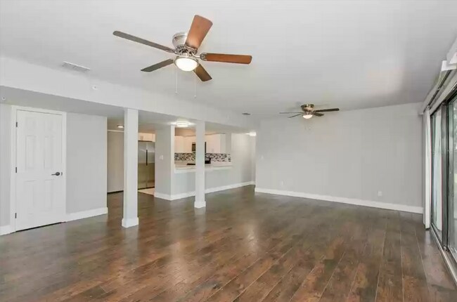 Living Room Open Concept - 813 Pinewood Ct