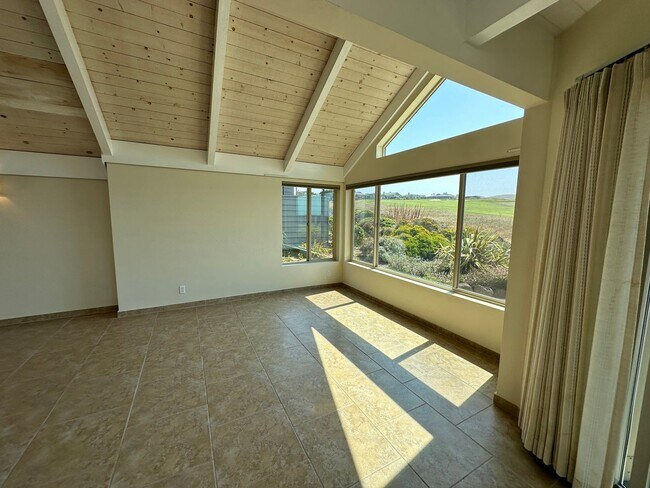Building Photo - Stunning Home with Breathtaking Golf Cours...