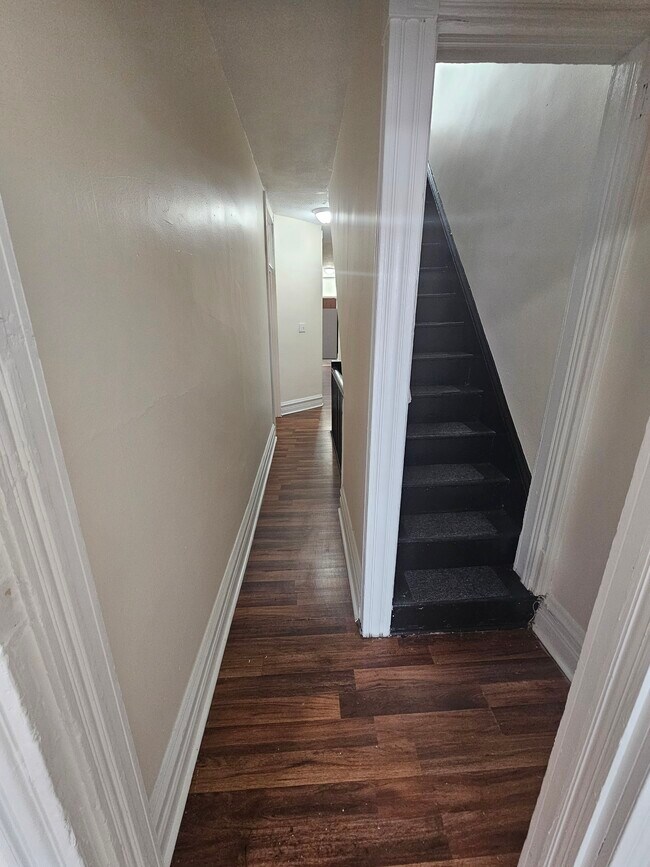 Building Photo - 132 W Douglass St