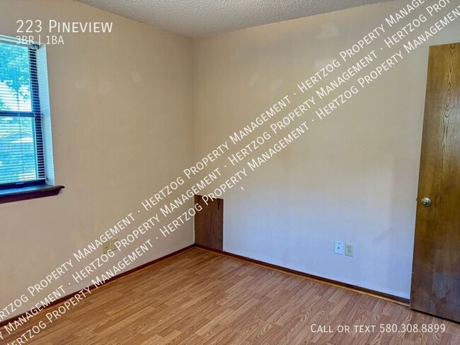 Building Photo - 223 Pineview-