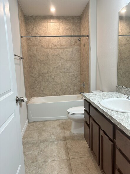 Guest Bath - 10782 Old Sycamore Loop