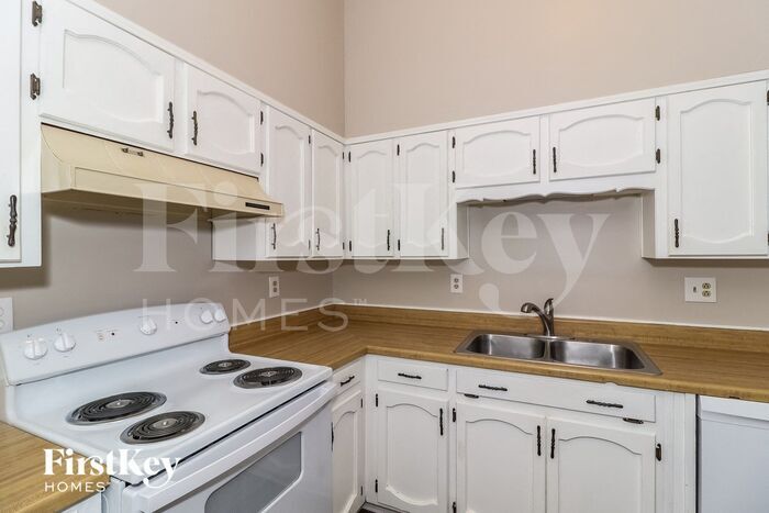Building Photo - 3210 Oakbrook Ln