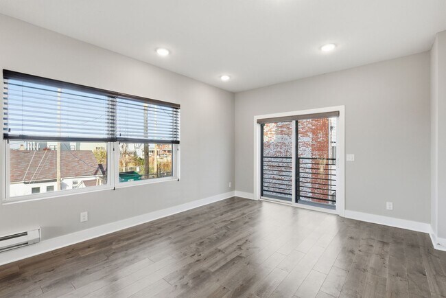 Building Photo - Stylish Midtown townhouse with stunning city views!