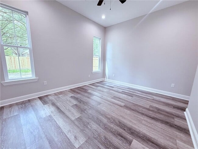 Building Photo - 305 E 34th Ave