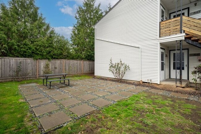 Building Photo - Remodeled 2 bedroom! $1000 VISA GIFTCARD AT MOVE IN, JUST IN TIME FOR THE HOLIDAYS!