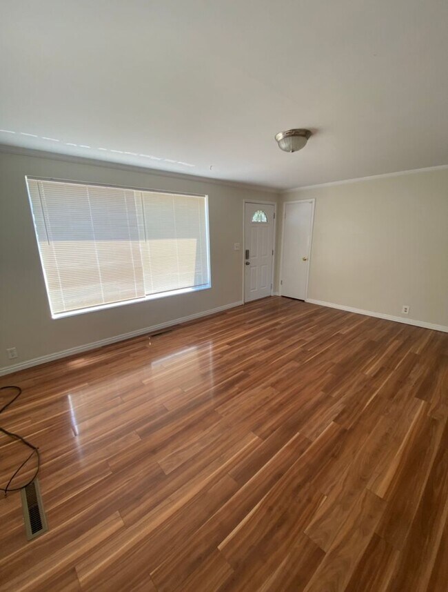 Building Photo - Spacious 4 Bed 2 Bath Home in Roy, UT with Fully Fenced Yard