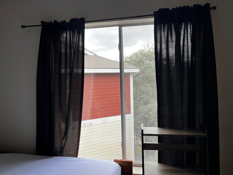 Bed window - 521 Southwest Pky