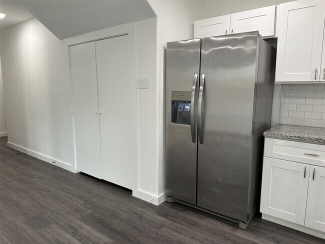 Building Photo - 7804 Crestview Dr