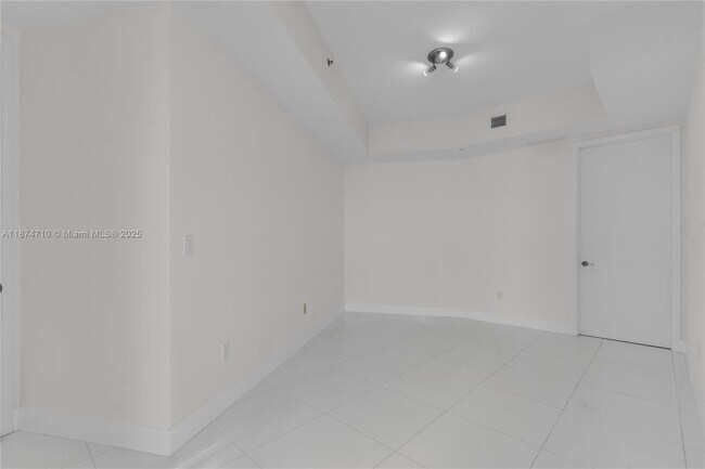 Building Photo - 15811 Collins Ave