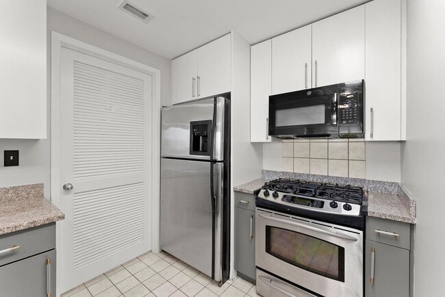 Building Photo - 3338 Peachtree Rd NE