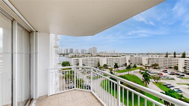 Building Photo - 18011 Biscayne Blvd