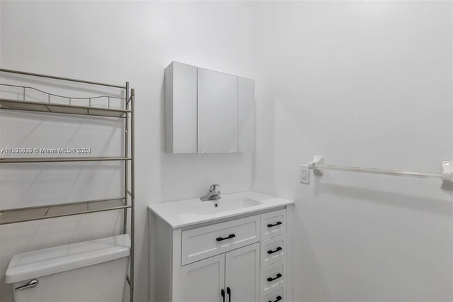 Building Photo - 6141 SW 42nd Ct