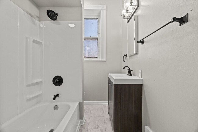 Building Photo - Extremely Spacious and Bright 2-Bedroom Apartment on Cherokee Street