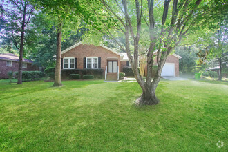 Building Photo - Charming 3 Bedroom