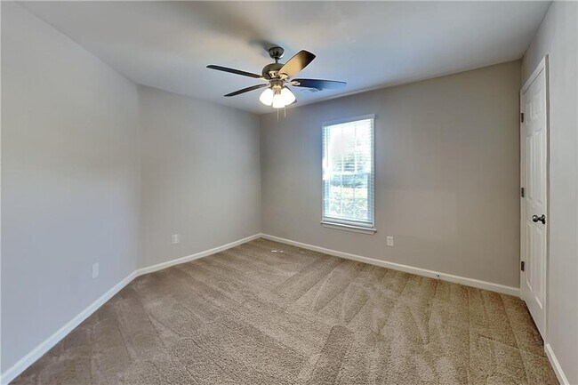 Building Photo - 5025 Oak Hollow Dr NW