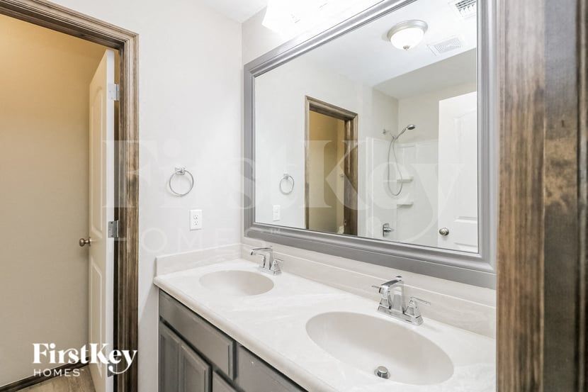 Building Photo - 15904 Tall Grass Dr