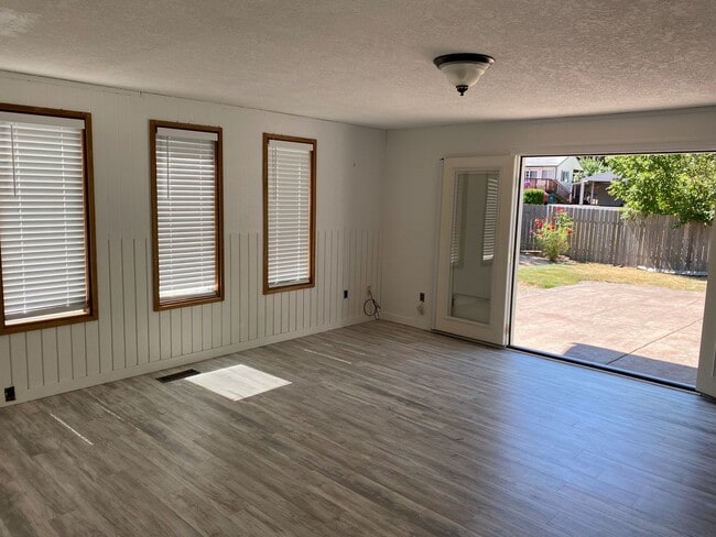 Building Photo - Rare Five Bedroom On Quiet Cul-de-Sac