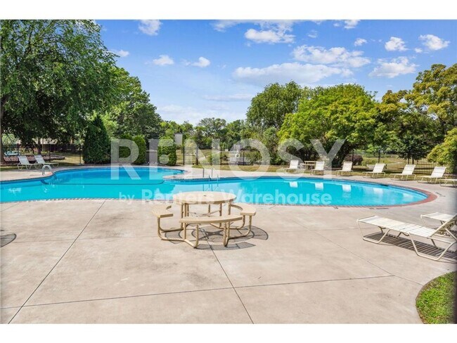 Building Photo - Available now - your very own 2 bedroom, 2 bath condo in Plymouth!