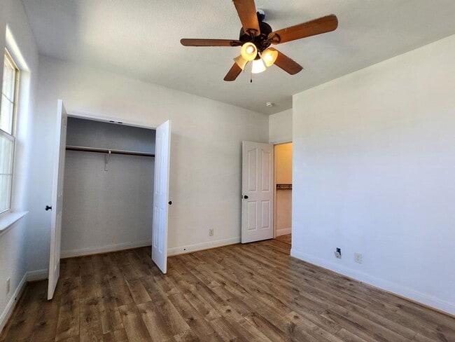 Building Photo - Large 4 bedroom 2.5 bath home