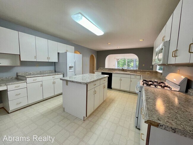 Building Photo - 4 br, 2.5 bath House - 725 Dickens Pl