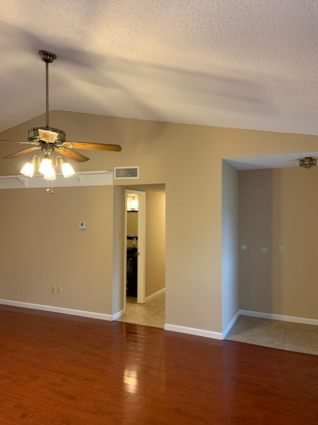 Building Photo - 2501 Majestic Dr