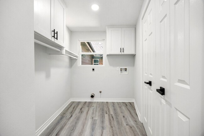 Building Photo - 6527 Rippling Hollow Dr