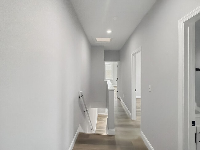 Building Photo - 733 N Linwood Ave