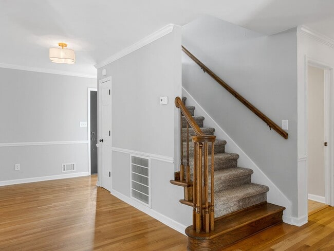 Building Photo - Luxury Living Awaits in this 6 Bedroom, 5 Bathroom Home – Elegant Comfort in a Prime Location