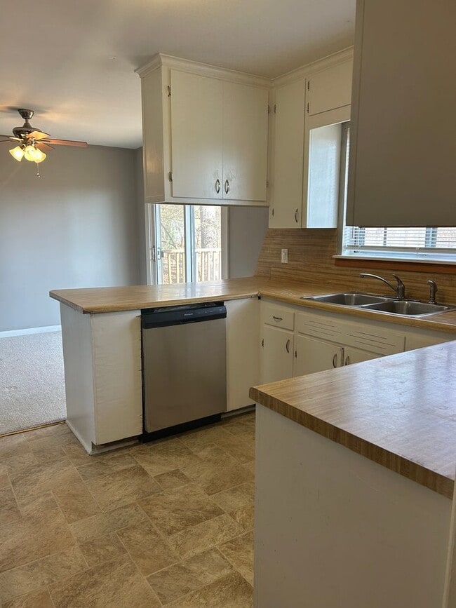 Building Photo - 3 Bedroom 1 1/2 Bath