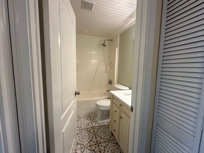 Building Photo - Beautiful 2-bedroom, 2-bath Condo just one block to the beach