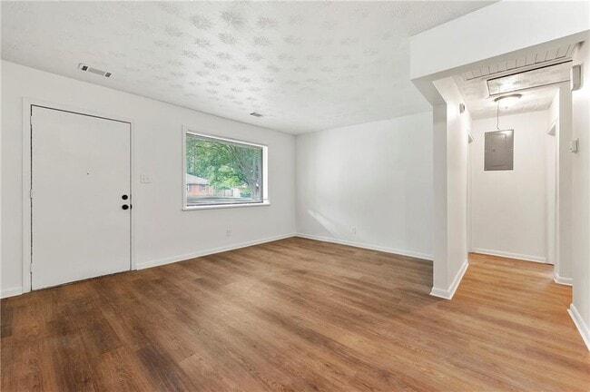 Building Photo - 5340 Lee Cir