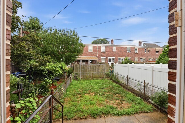 Building Photo - Cozy 2 Bedroom House Available Now!