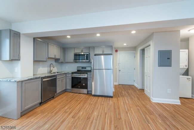 Building Photo - 122 Main St