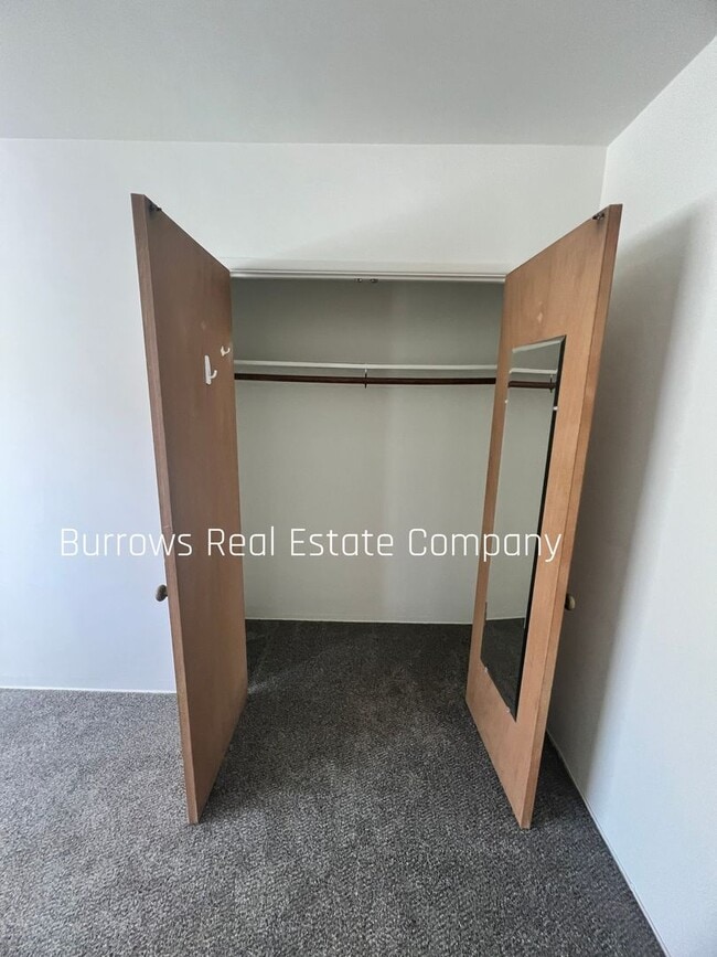 Building Photo - Midtown Ventura - 1 bedroom, 1 bathroom upstairs apartment